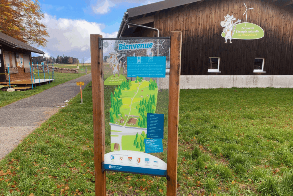 Un parcours en 13 étapes propose aux visiteurs et aux visiteuses une foule d'informations sur le projet, la technologie et les aspects environnementaux.