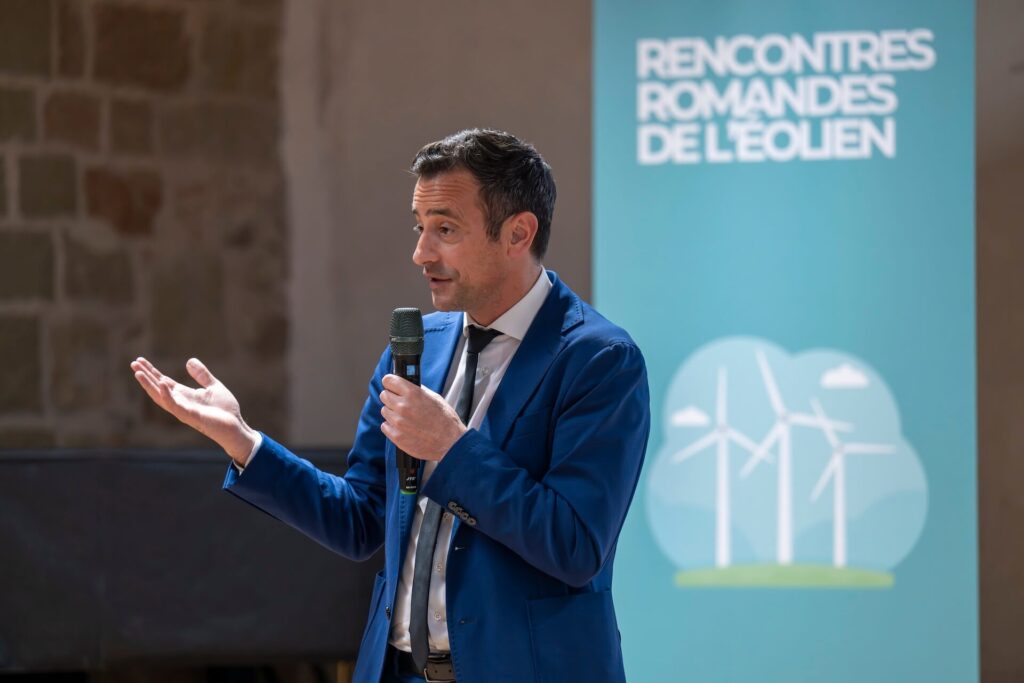 Retour sur l'interview du conseiller d'Etat vaudois Vassilis Venizelos à la première édition des Rencontres romandes de l'éolien, le 26 mars 2026.