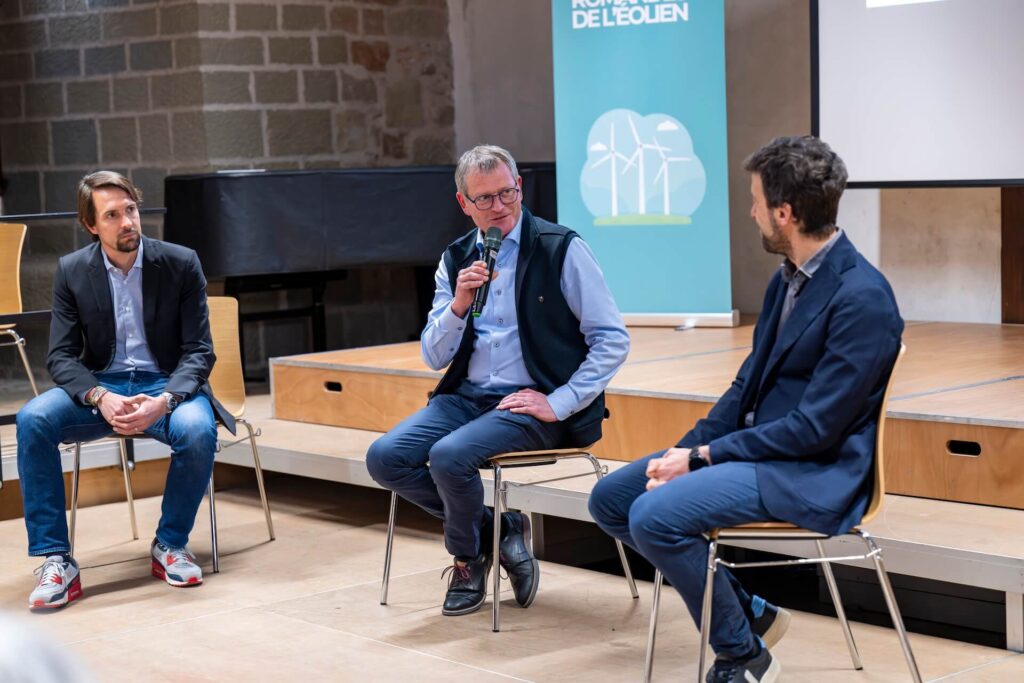 Retour sur la table ronde animée par Jonas Schneiter à la première édition des Rencontres romandes de l'éolien, le 26 mars 2026.